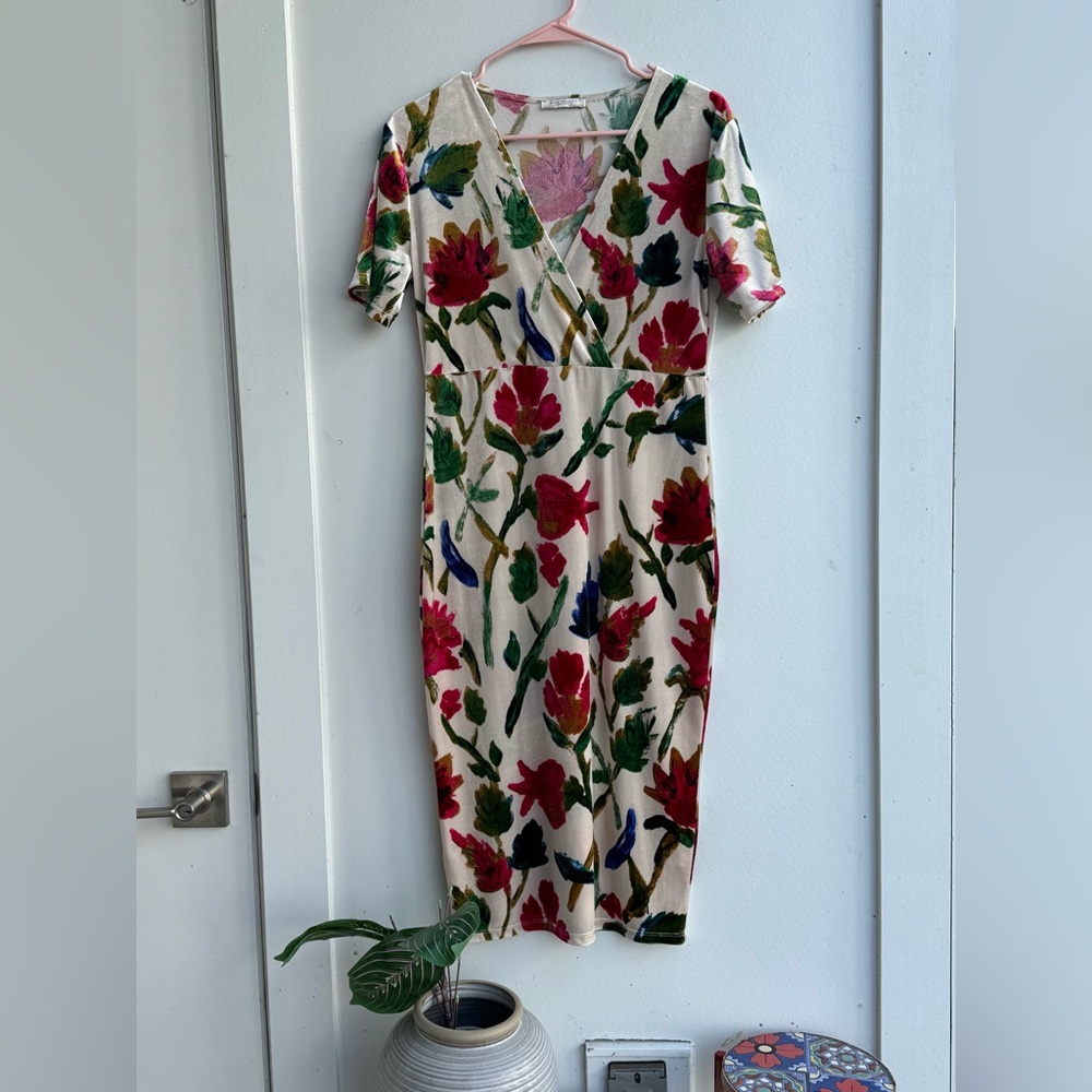 Zara brand floral dress in size L and made of suede.